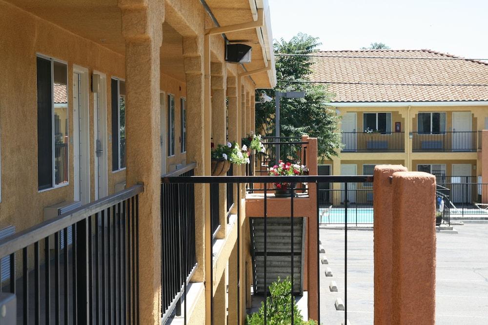 Econo Lodge Inn & Suites Lodi - Wine Country Area Exterior photo