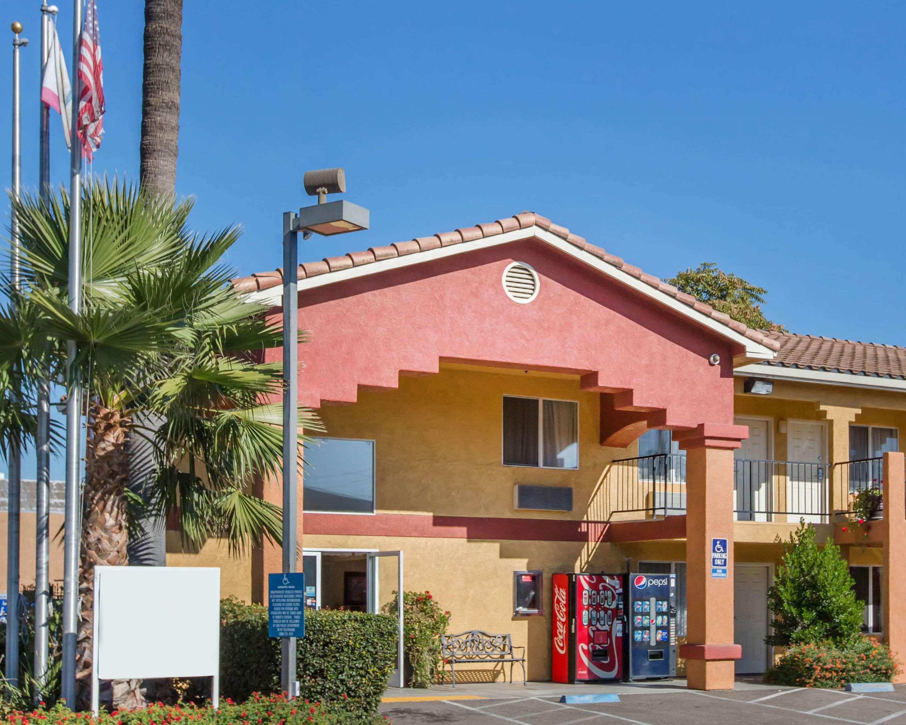 Econo Lodge Inn & Suites Lodi - Wine Country Area Exterior photo