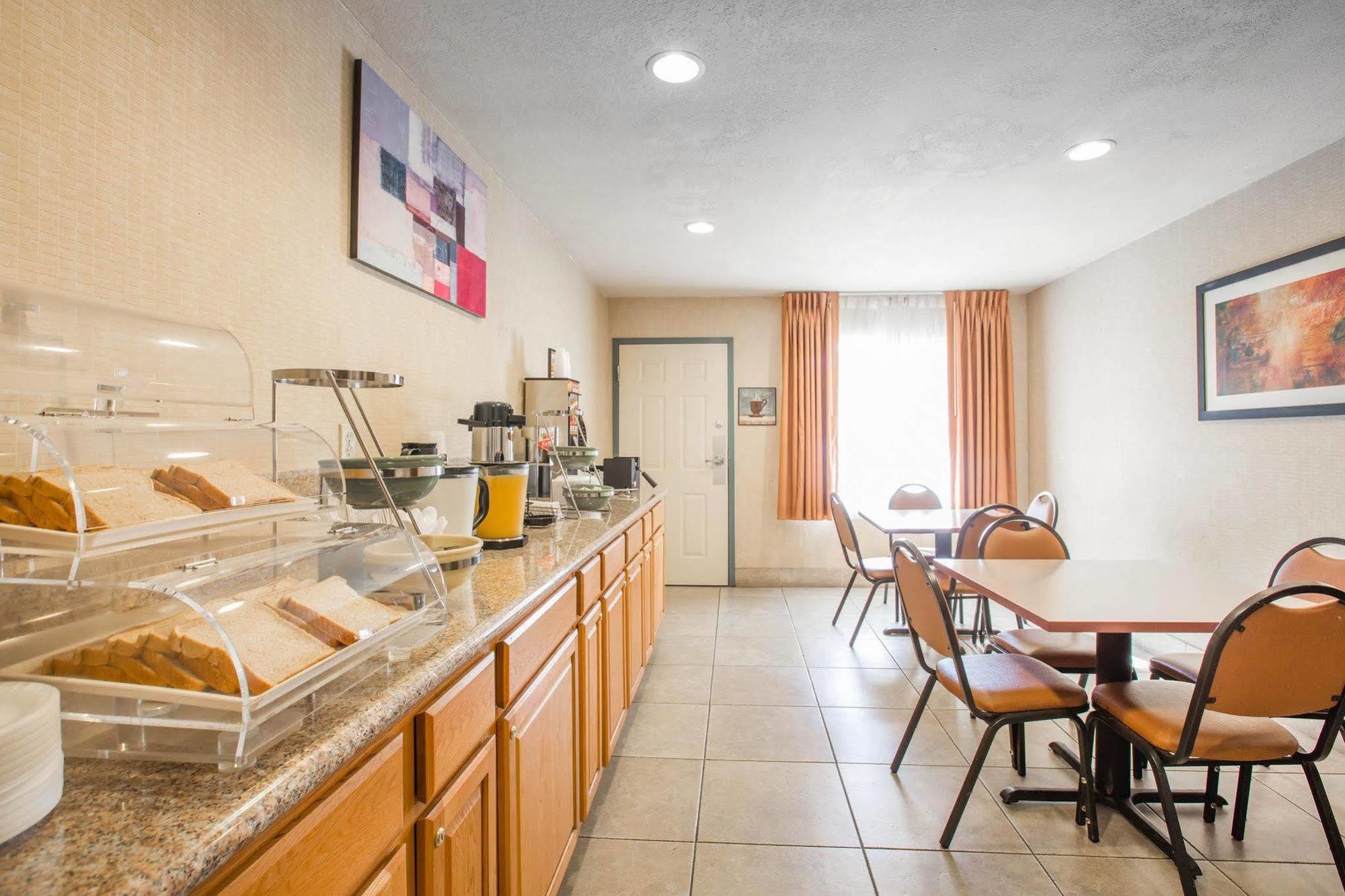 Econo Lodge Inn & Suites Lodi - Wine Country Area Exterior photo